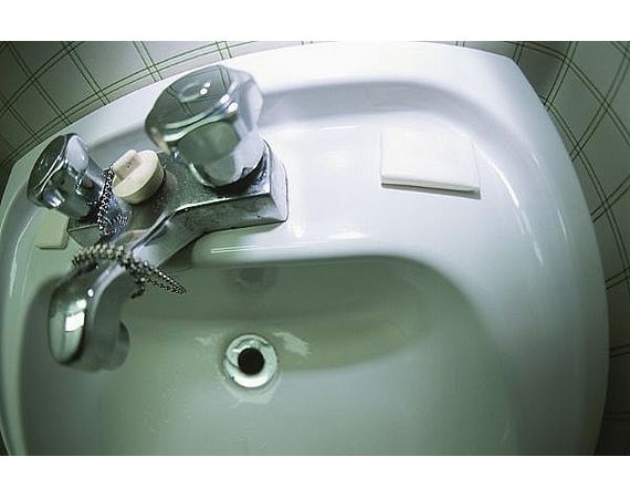 Wie zu reinigen ein Waschbecken Abfluss - Kanalreinigung